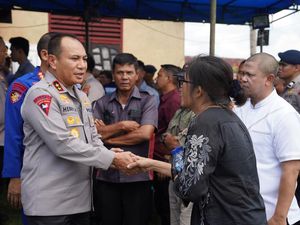 Kapolda Riau Melayat ke Rumah Duka Ipda Donald yang Gugur Lawan Karhutla Kapolda Riau Melayat ke Rumah Duka Ipda Donald yang Gugur Lawan Karhutla