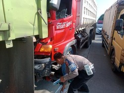 Kecelakaan Beruntun Truk di Jl Raya Parung Bogor, 1 Sopir Terluka