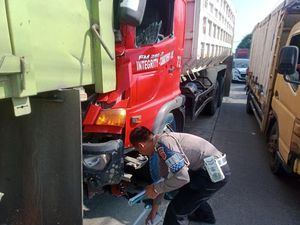 Kecelakaan Beruntun Truk di Jl Raya Parung Bogor, 1 Sopir Terluka Kecelakaan Beruntun Truk di Jl Raya Parung Bogor, 1 Sopir Terluka
