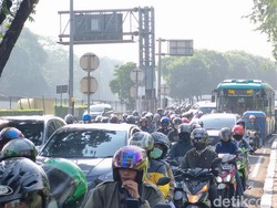 Keluh Ojol Kena Macet Parah di TB Simatupang Jaksel: Waktu Jadi Kebuang