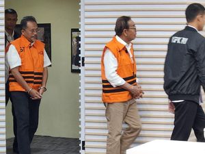 2 Tersangka Kasus Korupsi Tol Trans Sumatera Ditahan KPK 2 Tersangka Kasus Korupsi Tol Trans Sumatera Ditahan KPK