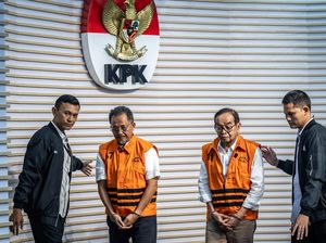 Potret Dua Tersangka Korupsi Tol Trans Sumatera Ditahan KPK Potret Dua Tersangka Korupsi Tol Trans Sumatera Ditahan KPK