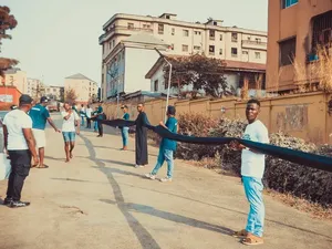 Cetak Rekor, Desainer Nigeria Ini Ciptakan Lengan Baju Terpanjang di Dunia