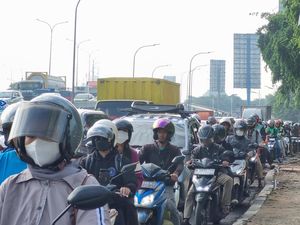 Saking Macetnya TB Simatupang hingga Pemotor Mampir Rest Area Saking Macetnya TB Simatupang hingga Pemotor Mampir Rest Area