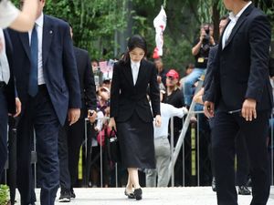 Video Momen Eks Ibu Negara Korsel Menunduk-Minta Maaf