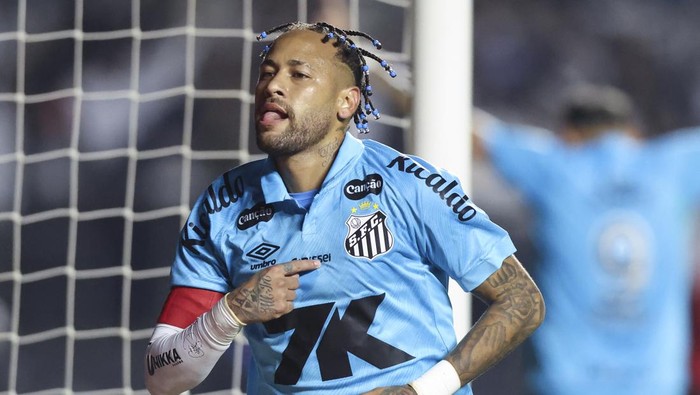 SAO PAULO, BRAZIL - AUGUST 04: Neymar of Santos celebrates after scoring the first goal of his team during a Brasileirao 2025 match between Santos and  Juventude at MorumBIS Stadium on August 04, 2025 in Sao Paulo, Brazil.  (Photo by Alexandre Schneider/Getty Images)