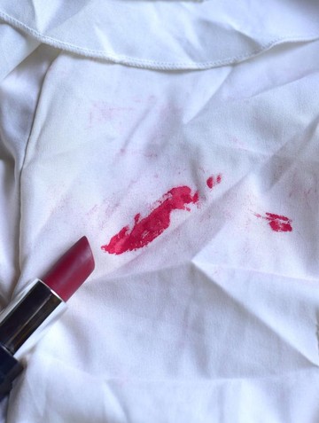 Tips Menghilangkan Noda Makeup di Baju, Mudah dan Cepat