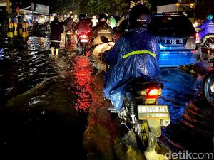 Jalanan Bandung Macet Imbas Hujan Deras Jalanan Bandung Macet Imbas Hujan Deras