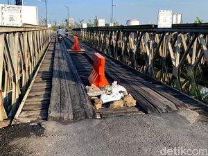 Jembatan Darurat Menuju Masjid Al-Jabbar Perlu Perbaikan Jembatan Darurat Menuju Masjid Al-Jabbar Perlu Perbaikan