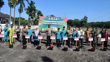 Polres Kampar Tanam Jagung Serentak di 9 Ponpes, Wujudkan Ketahanan Pangan