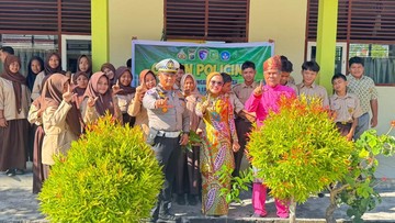Bu Kades di Meranti Dukung Green Policing, Turun Ajak Siswa Tanam Pohon