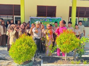 Bu Kades di Meranti Dukung Green Policing, Turun Ajak Siswa Tanam Pohon