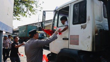 Sambut HUT ke-80 RI, Polres Pelabuhan Priok Bagikan Bendera Merah Putih