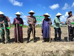 Dukung Asta Cita, Polres Siak dan Forkopimcam Tanam Jagung di Lahan Ponpes