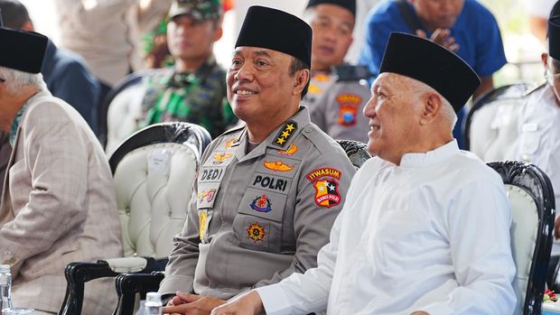 Polri dan ratusan pesantren di Jatrim melakukan penanaman serentak jagung. Penanaman serentak ini terpusat di Ponper Tebuireng.