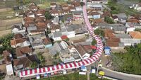 Potret Kain Merah Putih Sepanjang 250 Meter Membentang di Tasikmalaya