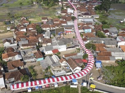 Potret Kain Merah Putih Sepanjang 250 Meter Membentang di Tasikmalaya