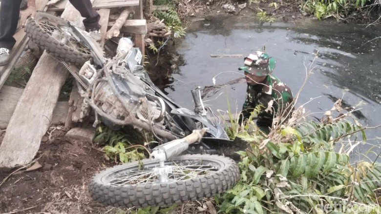 Perjuangan Prajurit TNI Padamkan Karhutla di Rohil, Dikepung Api-Terperosok