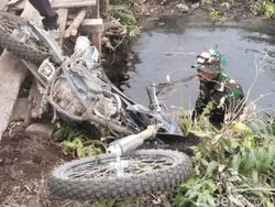 Perjuangan Prajurit TNI Padamkan Karhutla di Rohil, Dikepung Api-Terperosok