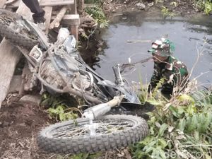 Perjuangan Prajurit TNI Padamkan Karhutla di Rohil, Dikepung Api-Terperosok Perjuangan Prajurit TNI Padamkan Karhutla di Rohil, Dikepung Api-Terperosok
