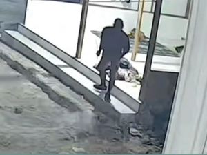 Pria Misterius di Sampang Curi Pakaian Dalam Wanita Terekam CCTV