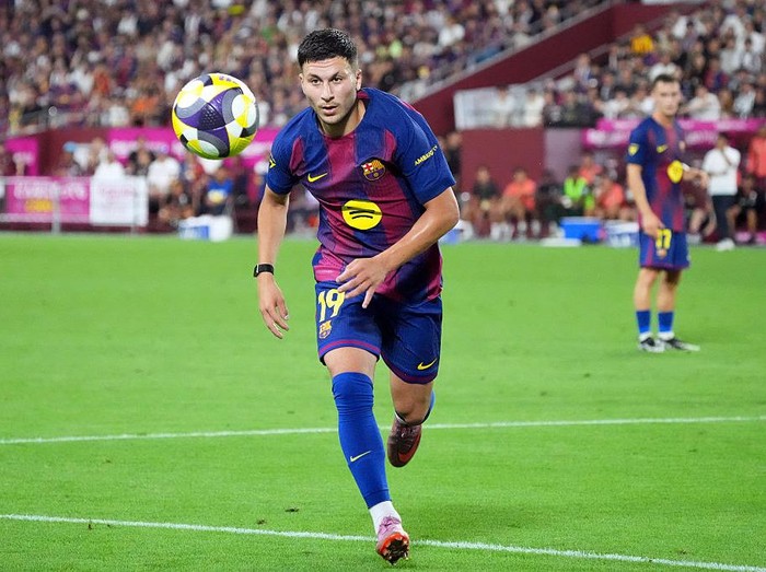 KOBE, JAPAN - JULY 27: Roony Bardghji #19 of Barcelona in action during the preseason friendly between Vissel Kobe and FC Barcelona at Noevir Stadium Kobe on July 27, 2025 in Kobe, Hyogo, Japan. (Photo by Koji Watanabe/Getty Images)