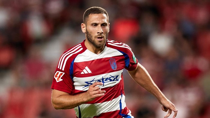 Shon Weissman of Granada CF is looking on during the Ciudad de Granada trophy match between Granada CF and Al-Wehda FC at Nuevo Los Carmenes Stadium in Granada, Spain, on August 8, 2024. (Photo by Fermin Rodriguez/NurPhoto via Getty Images)