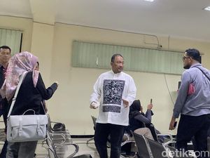 Suami Mbak Ita Nangis Bacakan Pleidoi, Bantah Jadi Representasi Walkot Suami Mbak Ita Nangis Bacakan Pleidoi, Bantah Jadi Representasi Walkot