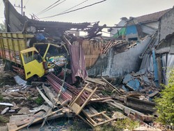 Toko Mebel di Jombang Ambruk Tertabrak Truk, 3 Orang Luka