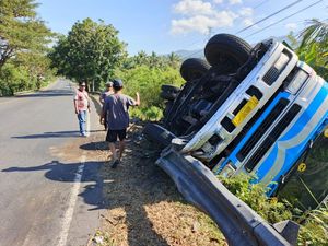 Truk Tronton Angkut Semen Terguling di Jembrana, Sopir Selamat