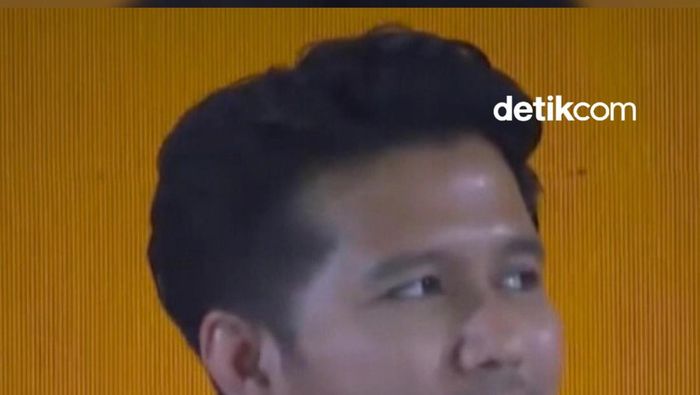 Video: Wagub Emil Sentil Gonta-ganti HP Saat Bicara Keuangan