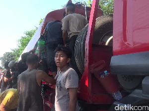 Truk Tangki BBM Kecelakaan di Lumajang, Warga Berebut Solar Truk Tangki BBM Kecelakaan di Lumajang, Warga Berebut Solar