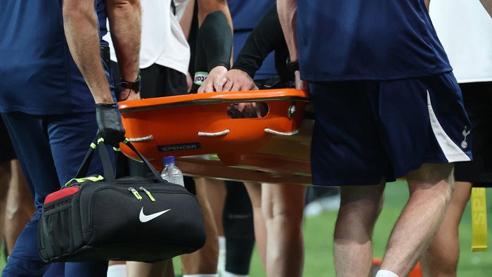 SEOUL, SOUTH KOREA - AUGUST 03: James Maddison of Tottenham Hotspur is stretchered off following an injury during the Pre-Season Friendly match between Tottenham Hotspur and Newcastle United at Seoul World Cup Stadium on August 03, 2025 in Seoul, South Korea. (Photo by Chung Sung-Jun/Getty Images)