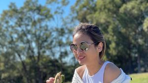 Seru! Acha Septriasa Cicip Makanan Turki dan Ngopi di Australia