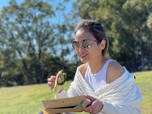 Seru! Acha Septriasa Cicip Makanan Turki dan Ngopi di Australia