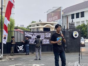 Bentangkan Bendera One Piece, Aksi Kamisan Minta Hakim Vonis Berat Robig Bentangkan Bendera One Piece, Aksi Kamisan Minta Hakim Vonis Berat Robig