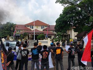 Aksi Warga Depan Kantor Bupati Cirebon Tuntut Perbaikan Jalan Aksi Warga Depan Kantor Bupati Cirebon Tuntut Perbaikan Jalan
