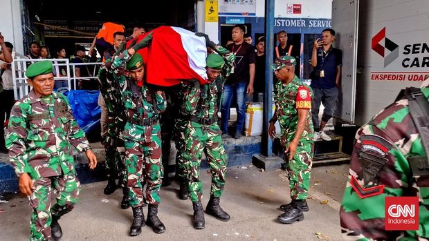 Seorang anggota TNI AD Prajurit Dua (Prada) Lucky Cepril Saputra Namo yang bertugas Batalyon Teritorial Pembangunan (TP) 834 Waka Nga Mere, Nagekeo, Nusa Tenggara Timur (NTT), tewas diduga akibat dianiaya seniornya di dalam asrama batalyon. (CNN Indonesia/Elly)