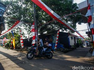 Kain Merah Putih Membentang 1 Km di Gang Sempit Bekasi Kain Merah Putih Membentang 1 Km di Gang Sempit Bekasi
