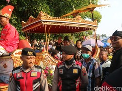 Reaksi Bupati Pati Sudewo Saat Disoraki Warga Huuu di Kirab HUT Pati