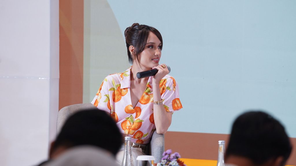 Cinta Laura dalam LPS Financial Festival 2025 Surabaya