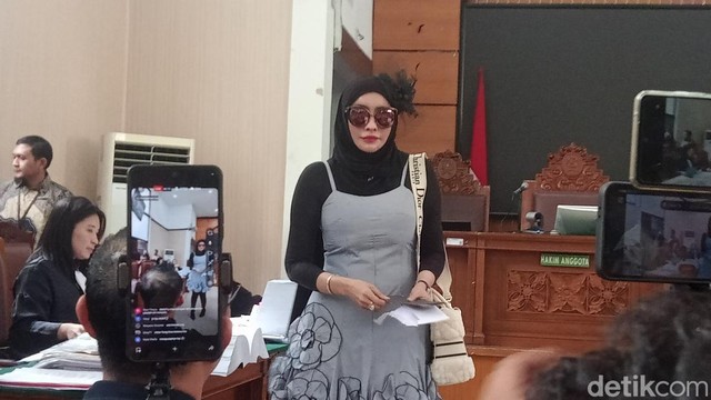 Gosip Terkini Selebriti Insertlive : BPOM Rilis Produk Kosmetik Tak Terdaftar, Salah Satunya Milik Doktif