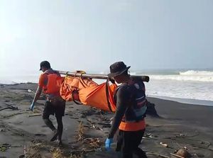 ABK Kapal Moal Boros 09 yang Terbalik Ditemukan Tewas di Sukabumi ABK Kapal Moal Boros 09 yang Terbalik Ditemukan Tewas di Sukabumi