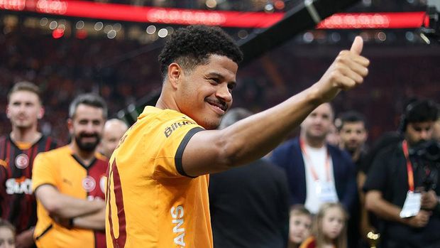 ISTANBUL, TURKEY - JUNE 1: Gabriel Sara of Galatasaray celebrates victory during the Turkish Super League match between Galatasaray and Basaksehir on June 1, 2025 in Istanbul, Turkey. (Photo by Ahmad Mora/Getty Images)