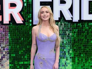 Foto: Deretan Clutch Unik Lindsay Lohan Bertema Freaky Friday di Karpet Merah