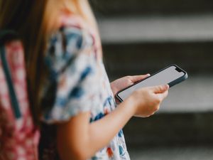 Menteri Pendidikan di Negara Ini Larang Anak Sekolah Pakai HP, Termasuk Guru