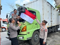 Gelorakan Nasionalisme, Polres Sragen Pasang Bendera Merah Putih di Truk