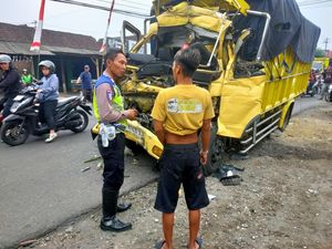 Truk Tabrak Bokong Kontainer di Tempuran Magelang, Sopir Sempat Terjepit Truk Tabrak Bokong Kontainer di Tempuran Magelang, Sopir Sempat Terjepit