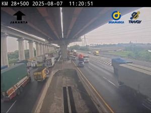Truk Terguling di Tol Japek Km 27 Arah Jakarta, Lalin Macet