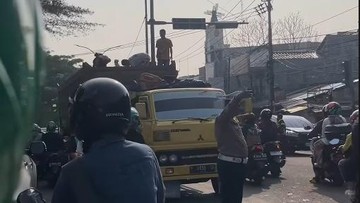 Cerita Warga Telat Ngantor Imbas Macet Parah di Ciputat karena Kecelakaan Truk